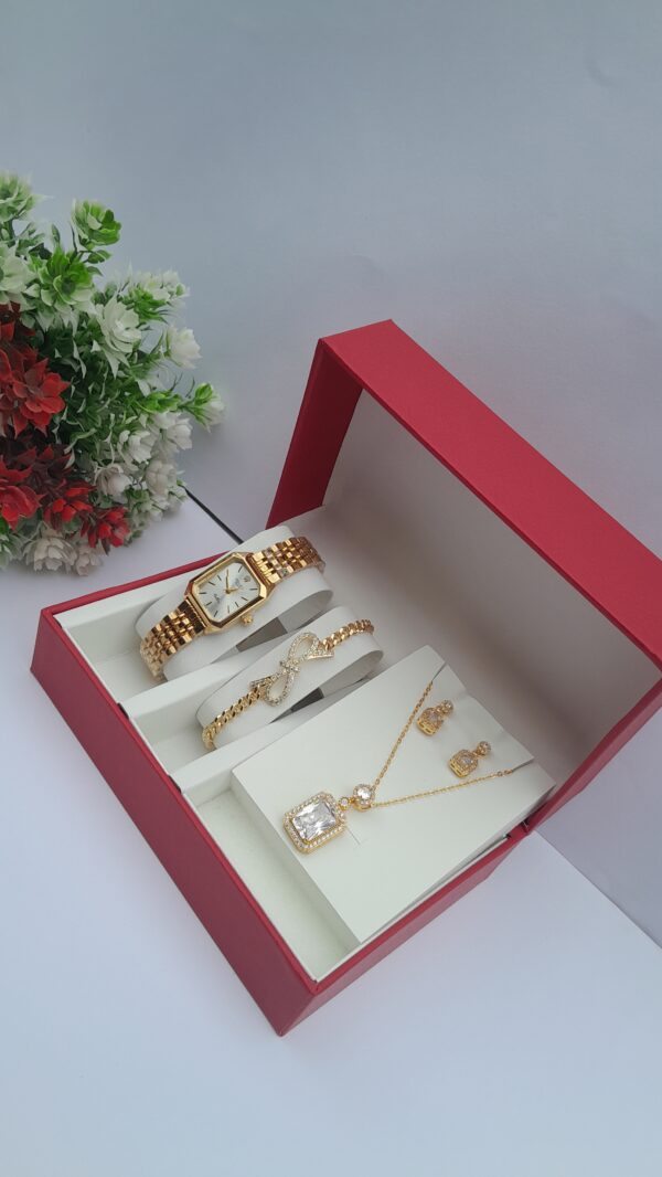 Modern Gold Jewelry Set Ladies