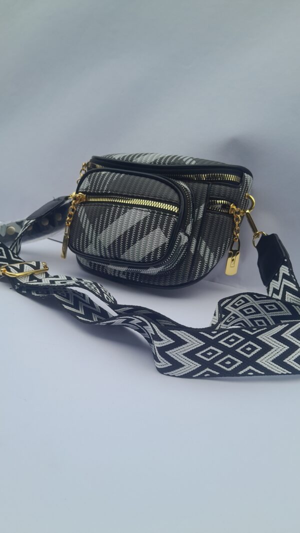 Fashionable Black White Ladies Handbag Zip