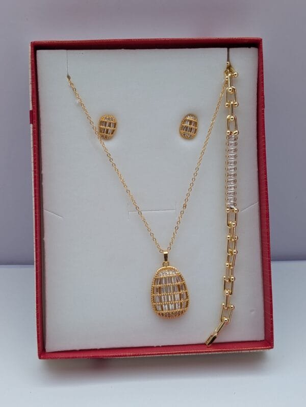 3-in-1 Necklace Set for Ladies – Elegant Gold Jewelry Set with Shiny Silver Accents