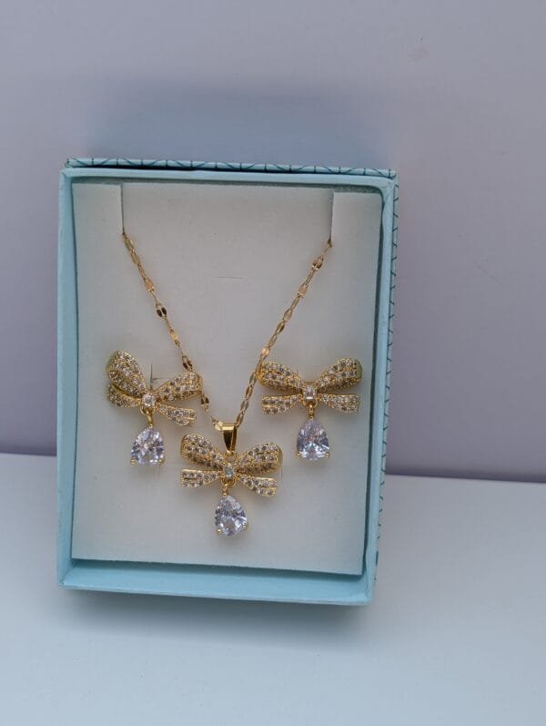 2-in-1 Necklace Set for Ladies – Elegant Gold Necklace and Earrings Set